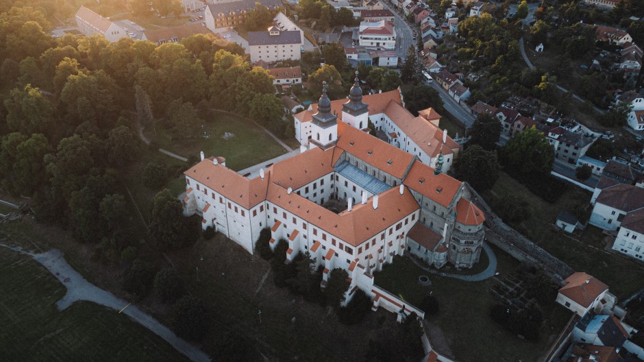 Zámecký areál: bazilika, zámek, park, ledovna