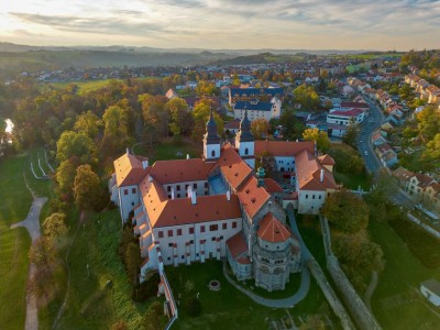 Letecký snímek na zámecký areál s bazilikou sv. Prokopa